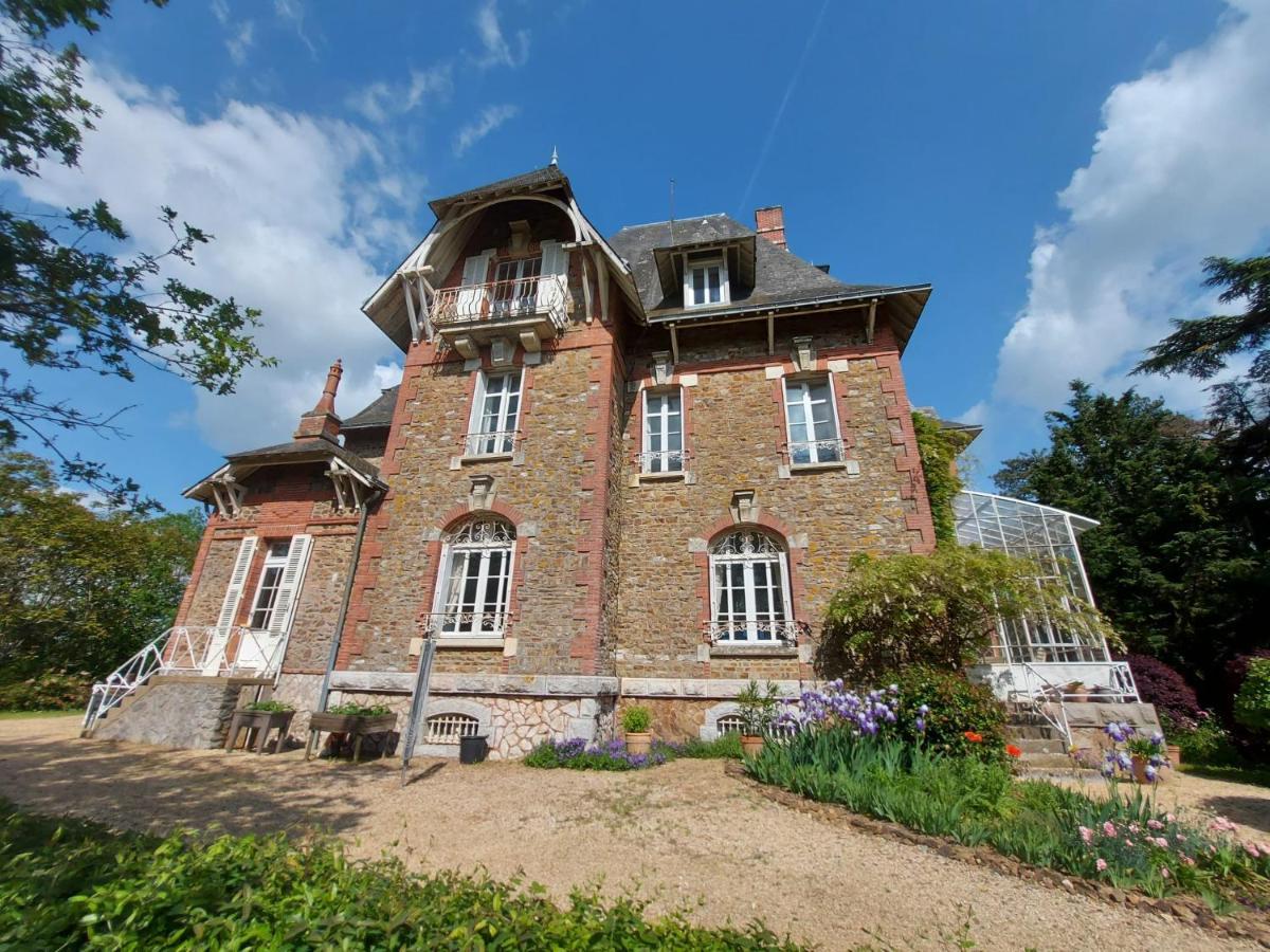 Le Manoir Des Rochers Bouere Bagian luar foto