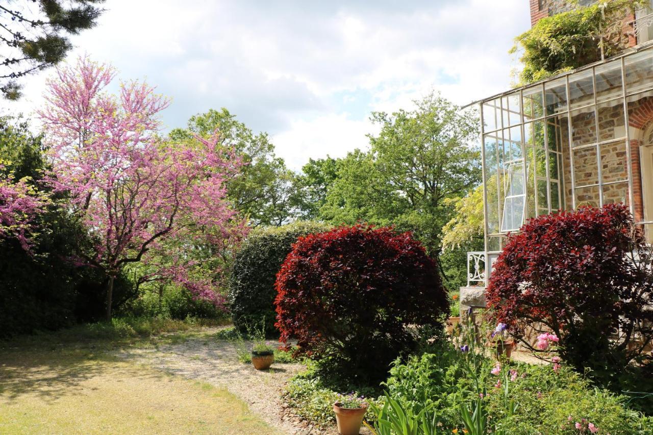 Le Manoir Des Rochers Bouere Bagian luar foto